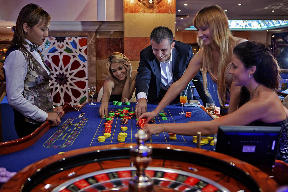 Casino na telefone. Самое популярное казино. Азартный человек в казино. Самые лучшие казино в мире.